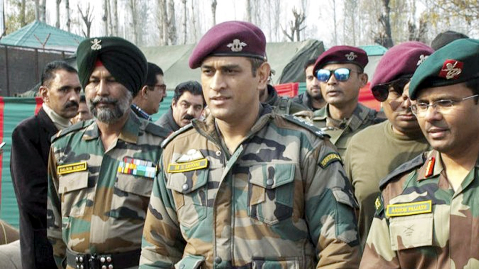 Photo of MS धोनी इन दिनों क्रिकेट से विराम लेकर पैराशूट रेजिमेंट की बटालियन में हुए शामिल