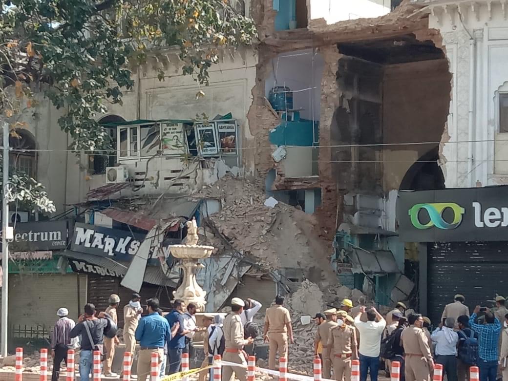 Photo of हज़रतगंज पुराने इमामबाड़े का गेट गिरा