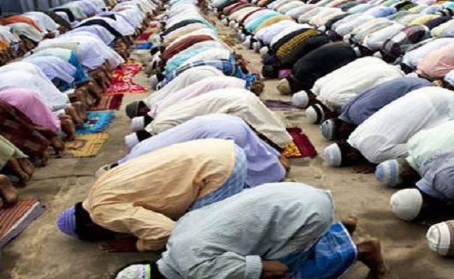 Photo of Corona के चलते यूपी सरकार ने सार्वजनिक स्थलों पर नमाज पढ़ने पर लगाई रोक