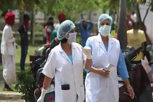 Photo of कोरोना मरीजों के संपर्क में आये इस अस्पताल में 108 डॉक्टर और नर्स, पूरा मेडिकल स्टाफ क्वारंटाइन