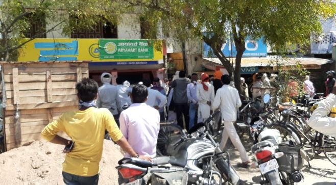 Photo of बैंकों में बढ़ी भीड़: ऐसे तो सुविधा की जगह बंट जाएगा कोरोना