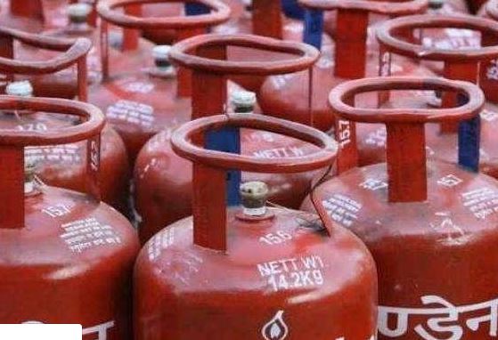 Photo of एलपीजी गैस सिलेंडर के दामों में हुई कमी