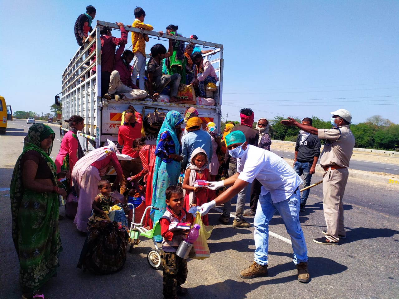 Photo of मजदूरों का पलायन अभी भी जारी, कम्यूनिटी किचन बना वरदान