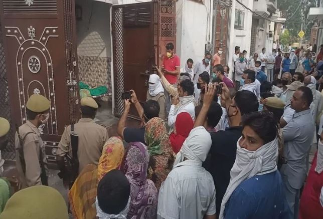 Photo of एटा के एक मकान में पांच लोगों के शव मिलने से मचा हडकंप