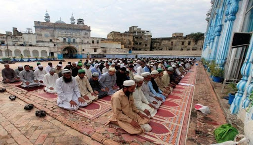 Photo of पाकिस्तान के धार्मिक नेता मस्जिदों में जाने पर क्यों जोर दे रहे हैं?