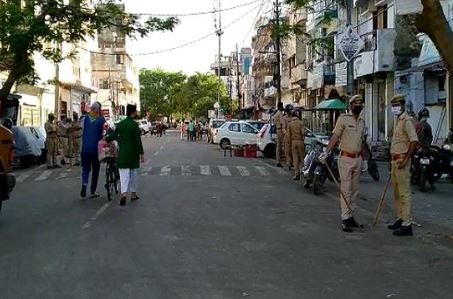 Photo of लखनऊ में भी सुरक्षित नहीं पुलिस, लोगों को रोकने पर धक्का- मुक्की