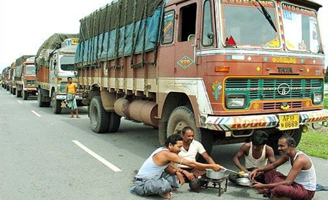 Photo of लॉकडाउन: सड़कों पर फंसे ट्रक ड्राइवरों का क्या है हाल