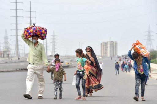 Photo of फैक्ट्री मालिक ने नौकरी से निकाला, तो एक हजार किमी से जादा पैदल चलकर गांव पहुंची गर्भवती महिला