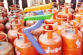 Photo of लॉकडाउन के बीच रसोई गैस के दाम घटे, आज से इतने रुपए में मिलेगा सिलेंडर