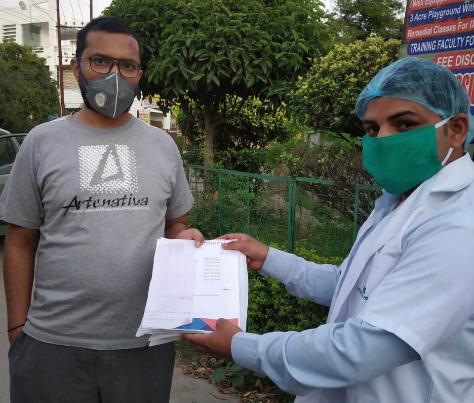 Photo of लॉकडाउन के दौरान पुराने मरीजों का हाल फोन पर, दवा घर पर