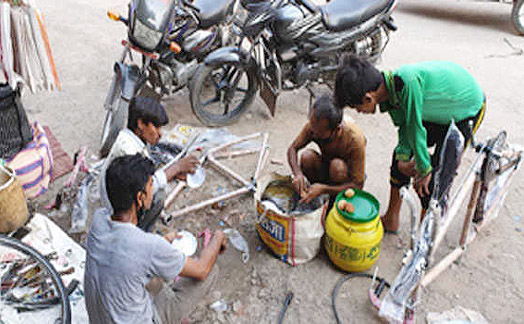 Photo of मजबूरियों ने झोले में डाल दी ‘चाट की दुकान’