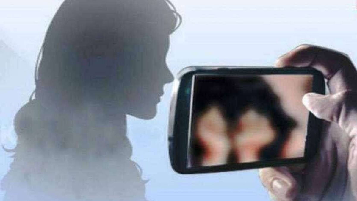 Photo of युवकों जबरन घर में घुसकर किया  गैंगरेप और बनाया वीडियो…