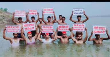 Photo of वाराणसी में गंगा में अर्द्धनग्न होकर शिक्षकों ने किया प्रदर्शन, 4 माह से वेतन नहीं मिलने से हैं परेशान