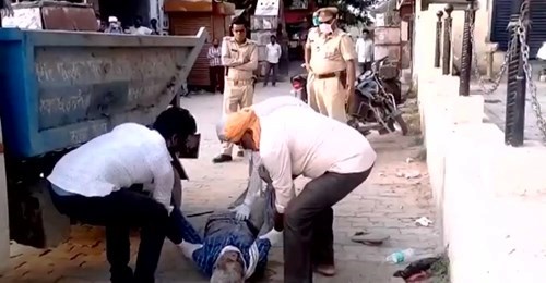 Photo of फुटपाथ पर मौत के बाद कूड़ा गाड़ी से गई लाश
