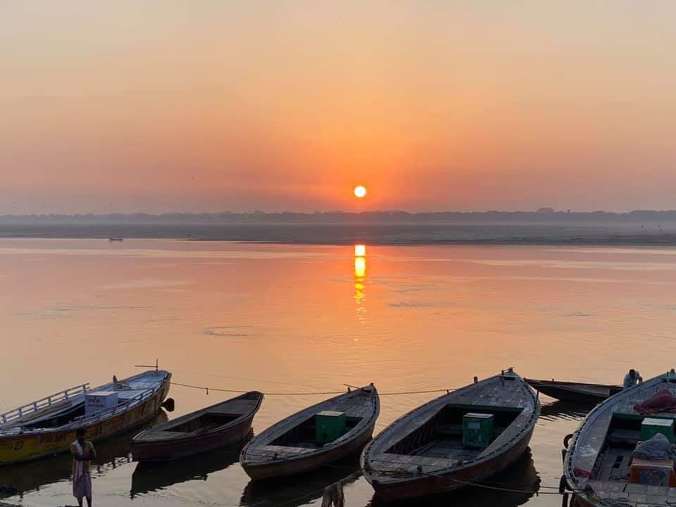 Photo of बनारस की सुबह,  सूर्य की सुनहरी किरणों और गंगा की जल धारा की मिलन