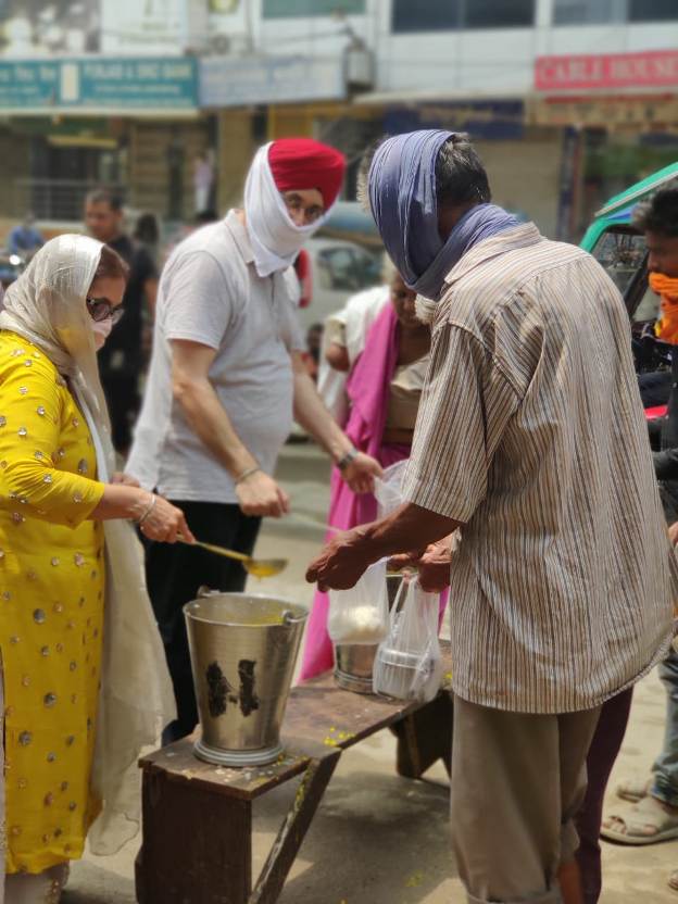 Photo of गुरु का लंगर लगाकर मनायी विवाह वर्षगांठ की रजत जयंती