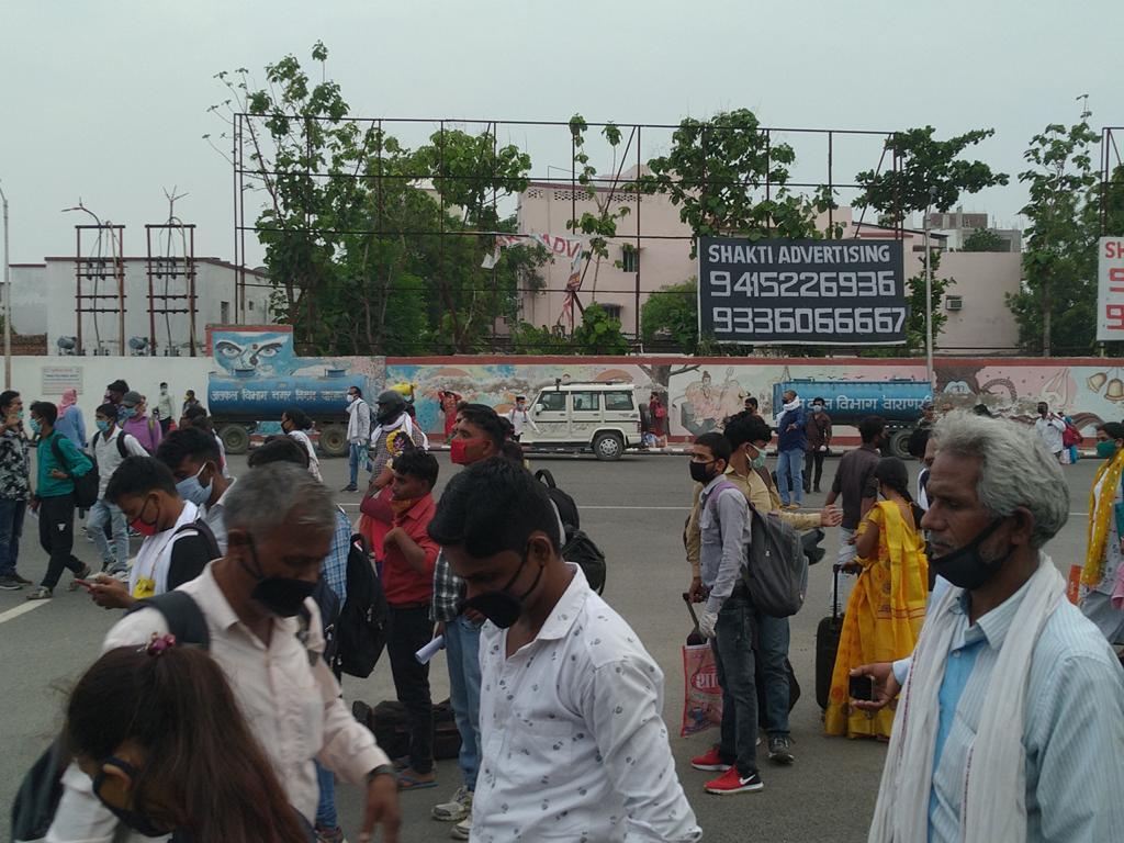 Photo of आंखों में आंसू लिए फिर आने का वादा कर गई महिला