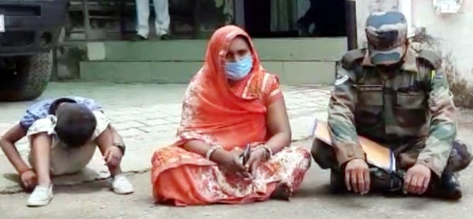 Photo of दबंगों ने किया फौजी की जमीन पर कब्जा, पत्नी-बच्चे के साथ जवान बैठा धरने पर