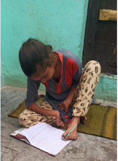 Photo of बुंदेलखंड़ : पैरों से खुद की तकदीर लिख कैंसर की डॉक्टर बनना चाहती है ‘अंजली’!