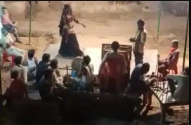 Photo of अश्लील डांस का लोग ले रहे थे मजा और जब मौके पर पहुंची POLICE…