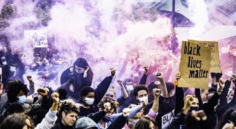 Photo of George Floyd Death : रंगभेद के खिलाफ दुनिया भर में प्रदर्शन