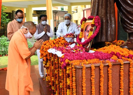 Photo of योगी ने सिविल अस्‍पताल पहुंच कर श्‍यामा प्रसाद मुखर्जी को दी श्रद्धांजलि, शुरू की वेंटीलेटर सेवा