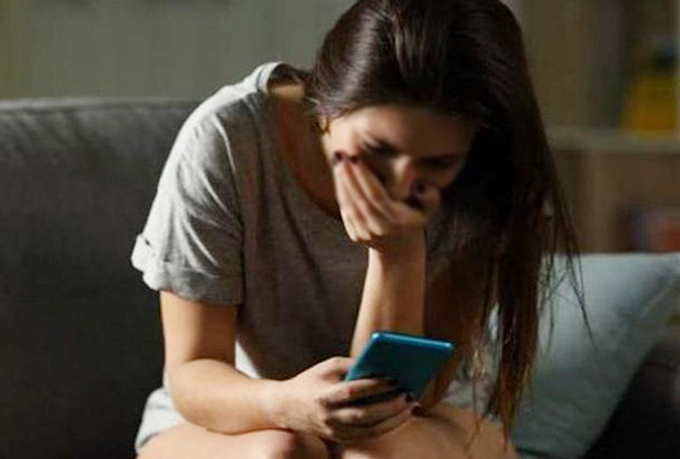 Photo of तो प्रेमी बेच रहा था प्रेमिका के वीडियो, पकड़ा गया तो बोला…