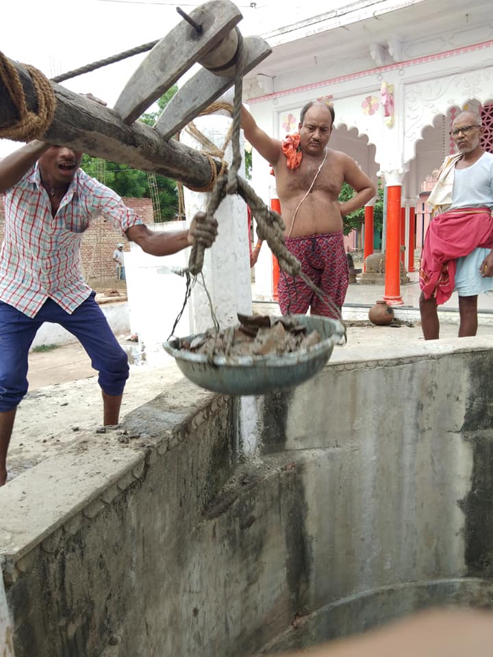 Photo of जब 60 साल के दिनेश गर्ग 75 फ़ीट गहरे कुएँ में उतर गए, तो क्या मिला?