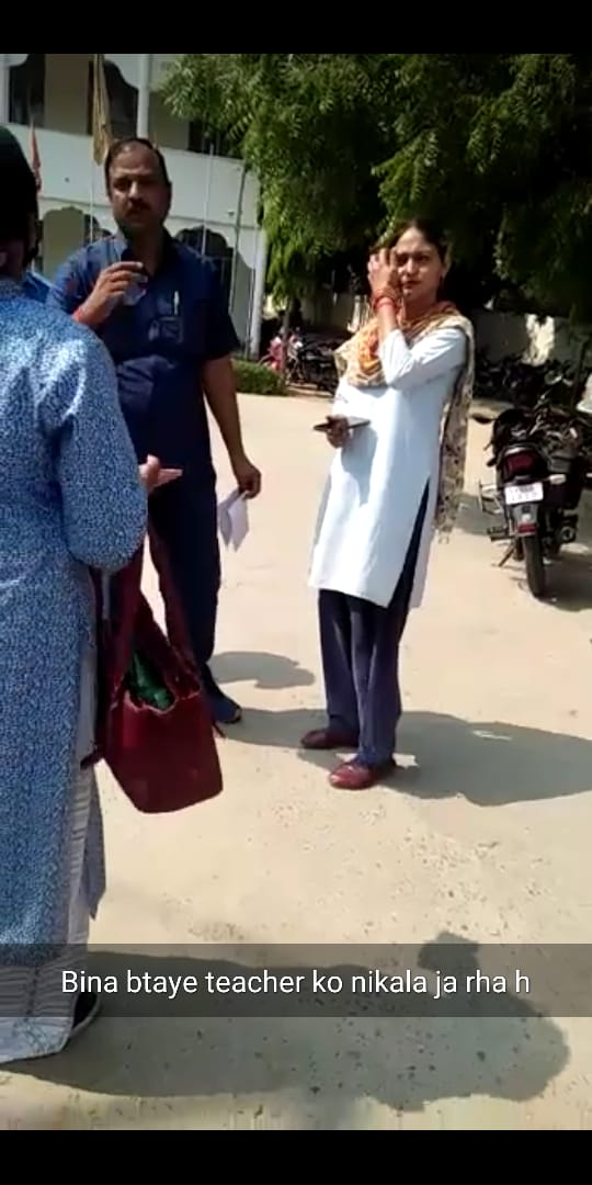 Photo of लखनऊ- आई आई एम तिराहे के पास निजी कॉलेज की बदसलूकी बिना नोटिस किया कई टीचर को निष्कासित
