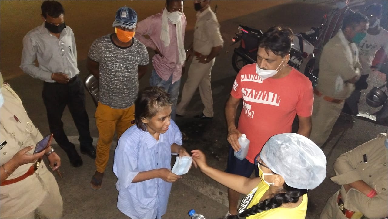 Photo of कुछ भी हो सकता था युवती के साथ, तभी मदद को बढ़े हाथ…