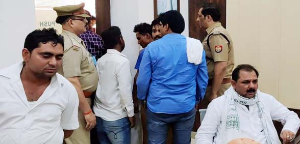 Photo of समर्थकों के साथ कोतवाली पहुंचे सदर विधायक, ]पुलिस पर मारपीट का आरोप