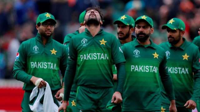 Photo of इंग्लैंड दौरे से पहले PAK के 10 क्रिकेटरों पर कोरोना का कहर