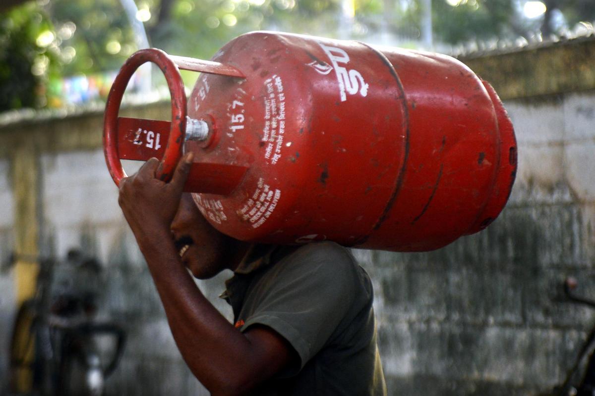 Photo of सरकार ने किया LPG Cylinder को लेकर ये बड़ा बदलाव, 8 करोड़ परिवारों पर पड़ेगा सीधा असर