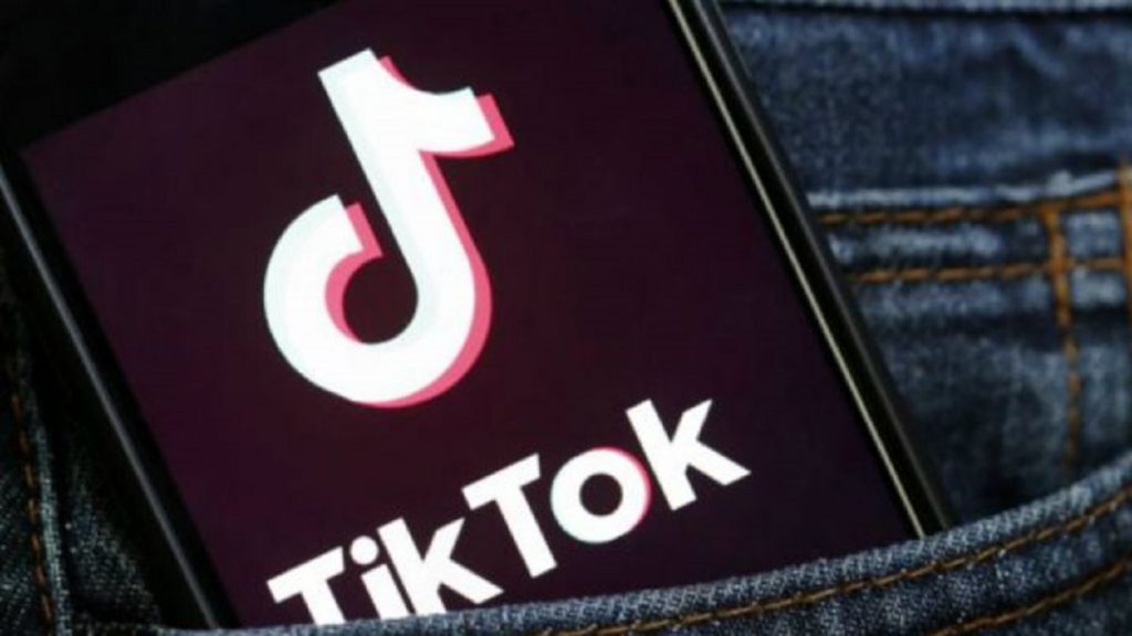 Photo of जिंदा मछली निगलते हुए यह युवाक बना रहा था TikTok वीडियो, गवाई  जान…