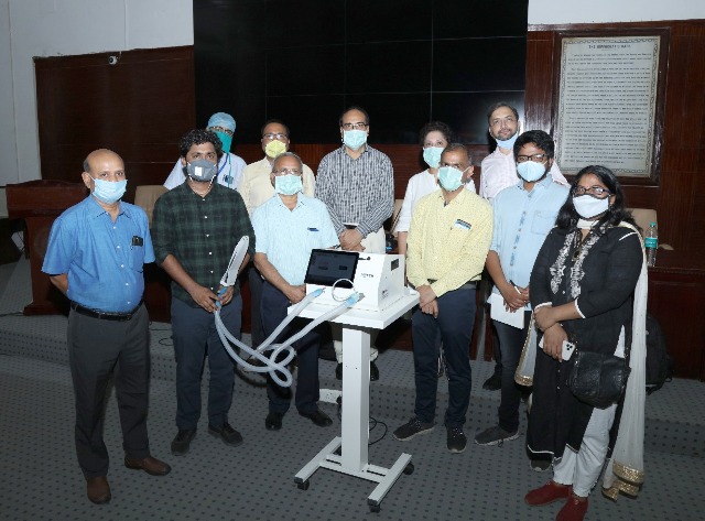 Photo of आईआईटी कानपुर के दो छात्रों ने बनाया पांच गुना कम लागत वाला पोर्टेबल वेंटीलेटर