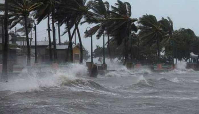 Photo of मुंबई में तांडव मचा रहा है चक्रवात निसर्ग, देखे कुछ खौफनाक वीडियो…