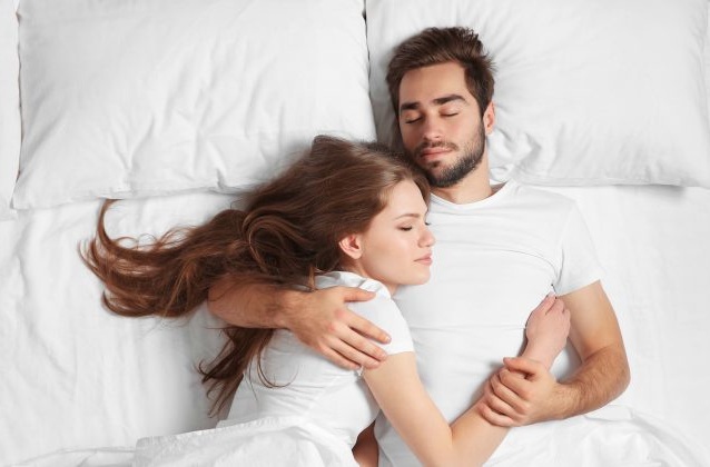 Photo of भूल से भी नवविवाहितों को अपने बेडरूम में नहीं रखनी चाहिए ये पांच चीजें, वरना पति पत्नी के बीच…