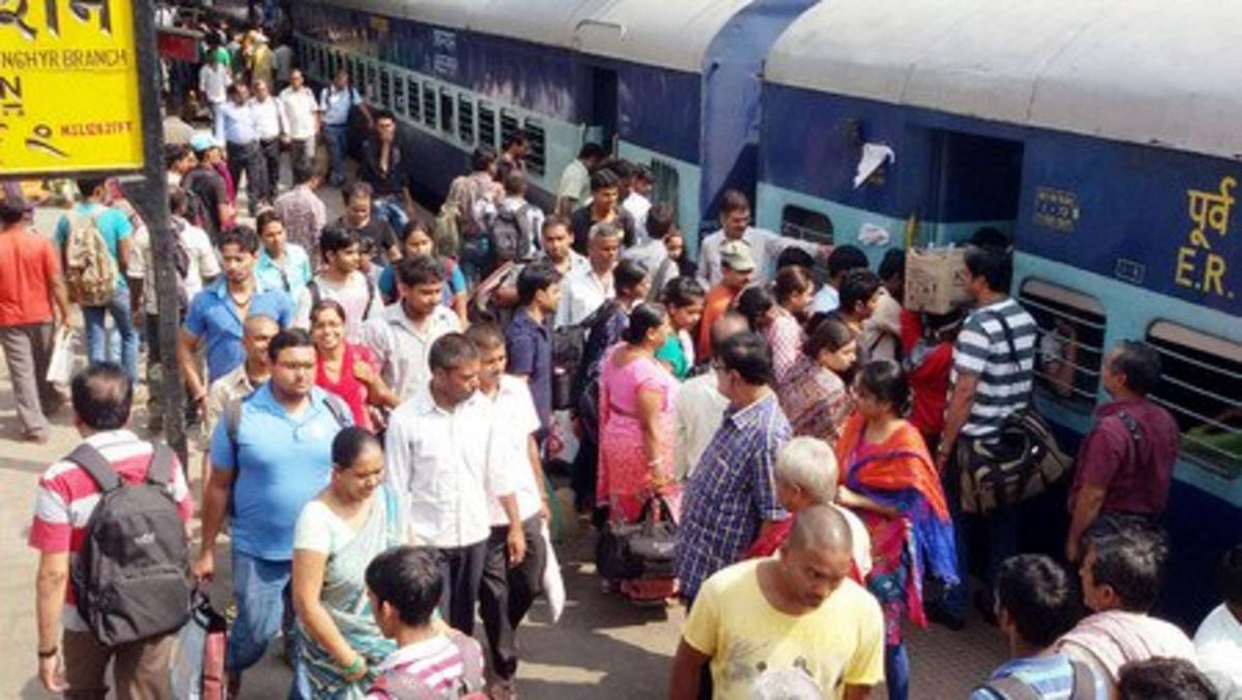 Photo of मुंबई जाने वाली ट्रेनों में उमड़ रही भीड़, शहरों की तरफ लौटने लगे है श्रमिक