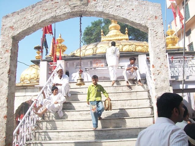 Photo of जानें क्यों बेहद जरुरी होता हैं मंदिर में प्रवेश करने से पहले सीढ़ियों को स्पर्श करना..