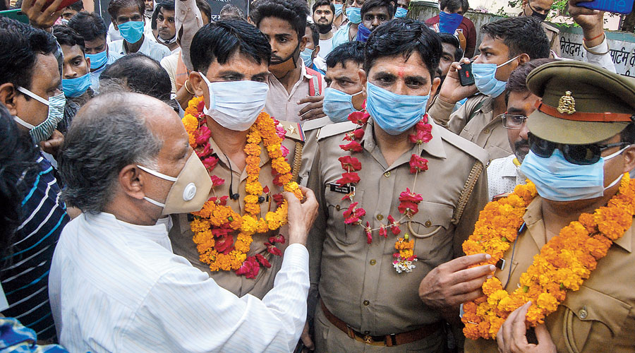 Photo of विकास दुबे को उज्जैन से कानपुर लाने वाली टीम में शामिल सिपाही को हुआ कोरोना