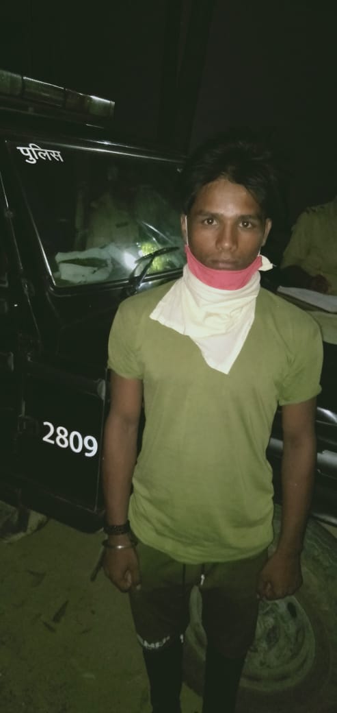 Photo of खुदकुशी करने की कोशिश कर रहा था शख्‍स, पुलिस ने तोड़ा दरवाजा और फिर…