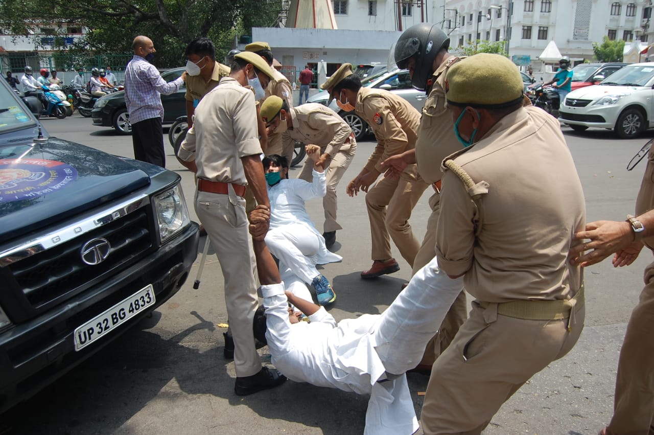 Photo of यूपी में राजस्थान का बवाल, हिरासत में लिए गए लल्लू- पुनिया सहित कई कांग्रेसी नेता