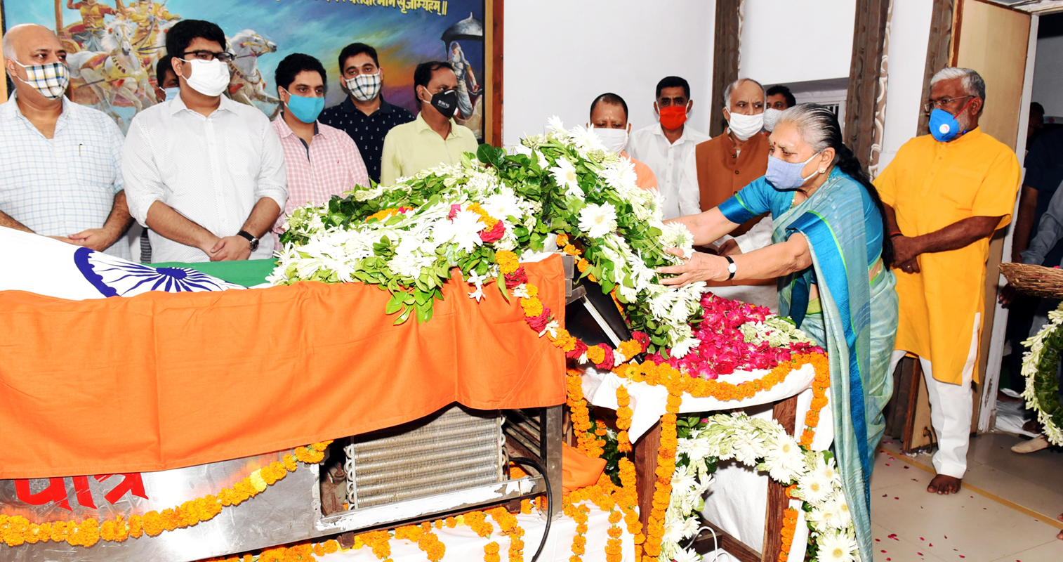 Photo of राज्यपाल ने लालजी टण्डन के पार्थिव शरीर पर पुष्प अर्पित कर दी श्रद्धांजलि