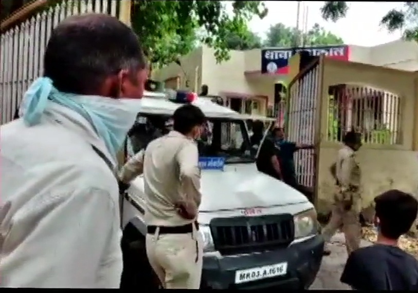 Photo of कानपुर कांड का मुख्य आरोपी विकास दुबे ने उज्जैन में किया सरेंडर