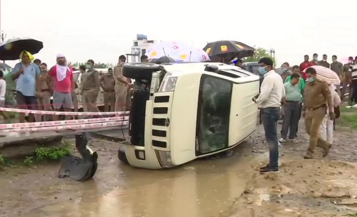 Photo of यूपी एसटीएफ की दलील, रास्ते में  जानवरों के झुंड को बचाने में पलट गई गाड़ी