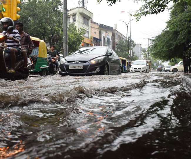 Photo of दिल्ली-एनसीआर में हो रही बारिश के कारण लोगों को करना पड़ रहा परेशानी का सामना, सड़कों पर भरा 3 फीट तक पानी