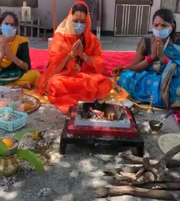 Photo of किन्नर अखाड़े ने नेपाल के पीएम ओली की सद्बुद्धि के लिए किया हवन