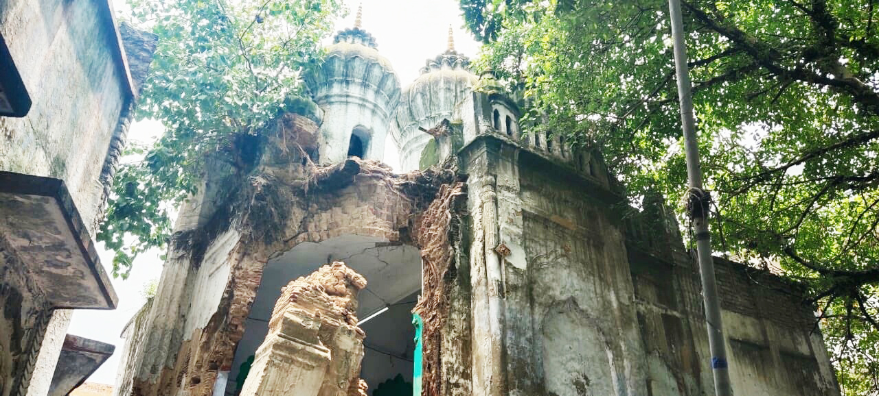 Photo of नाका हिण्डोला चौराहे के पास 150 वर्ष पुरानी मस्जिद की दीवार गिरी