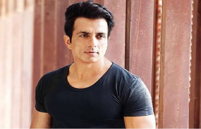 Photo of रील का विलेन रियल में बना हीरो, वादे के मुताबिक भिजवाया लड़कियों के परिवार को ट्रैक्टर