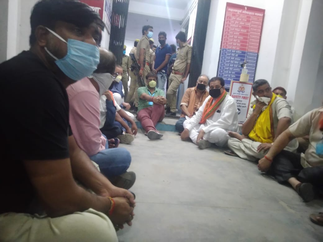 Photo of महिला थाना की भूमि पर कब्जा मामले में सदर विधायक कोतवाली में धरने पर बैठे